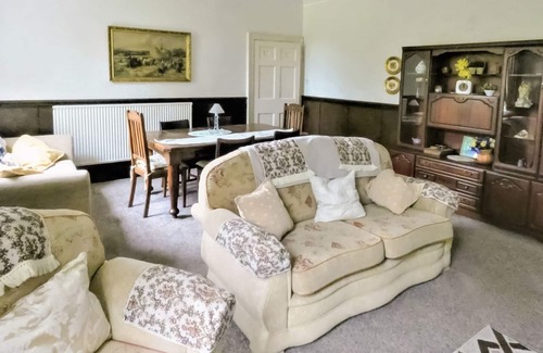 Oakamoor Cottage | Shaw House is a lovely property offering a large garden.