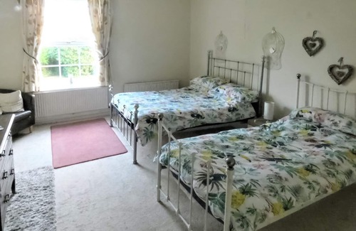 Oakamoor Cottage | Shaw House is a lovely property offering a large garden.