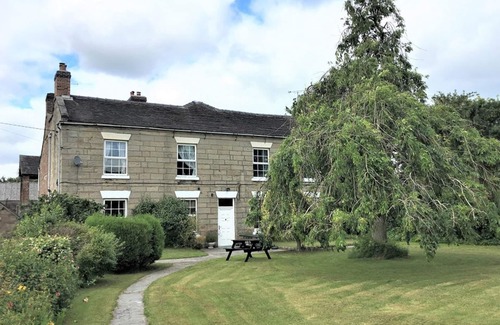 Oakamoor Cottage | Shaw House is a lovely property offering a large garden.