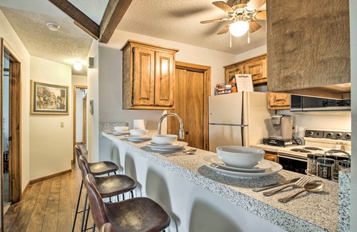 Shawnee Condo | Shawnee Condo < 10 Mi to Downtown Kansas City!