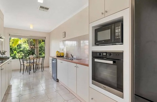 Korora Apartment | Shearwater is a spacious 3-bedroom townhouse located just an easy 280m stroll from the beach
