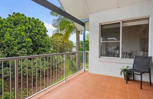 Korora Apartment | Shearwater is a spacious 3-bedroom townhouse located just an easy 280m stroll from the beach