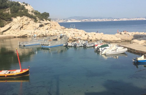 Calanque de Morgiou House | Shed feet in water sea view cove of niolon