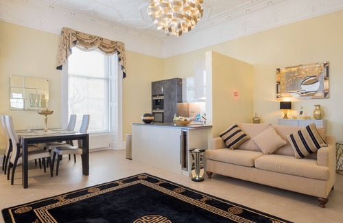 Central Aberdeen Apartment | "Sheer Luxe" King Size Deluxe Apartment (Sleeps up to 4)