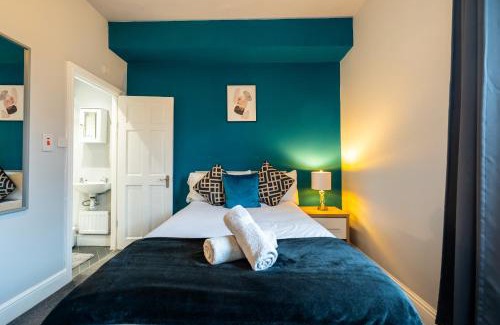 Sheffield House | Sheffield Contractors Stays- Sleeps 6, 3 bed 3 bath house. Managed by Chique Properties Ltd
