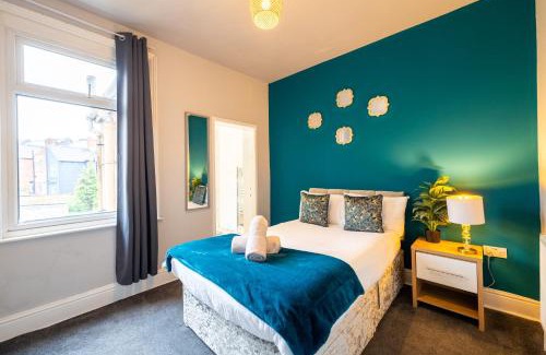 Sheffield House | Sheffield Contractors Stays- Sleeps 6, 3 bed 3 bath house. Managed by Chique Properties Ltd