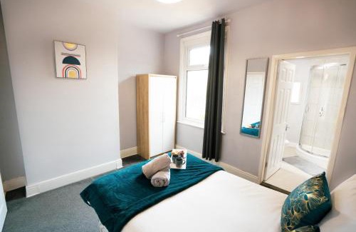 Sheffield House | Sheffield Contractors Stays- Sleeps 6, 3 bed 3 bath house. Managed by Chique Properties Ltd