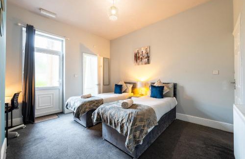 Sheffield House | Sheffield Contractors Stays- Sleeps 6, 3 bed 3 bath house. Managed by Chique Properties Ltd