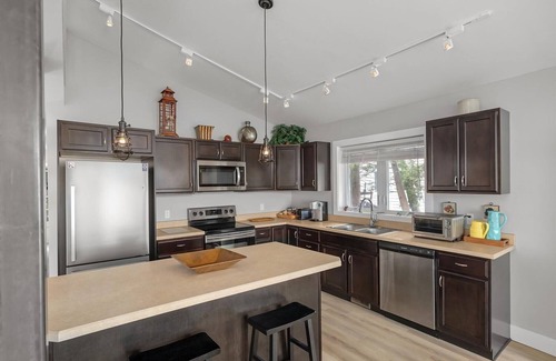 South Burlington House | Shelburne Bay Retreat~Lakefront~Private Beach~Fireplace