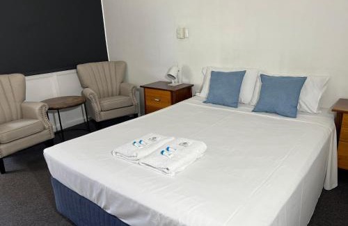 Bowen Hotel | Shell Motel (Pearly Shell Motel)