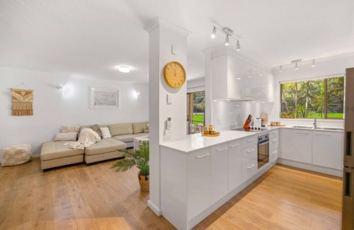 Port Macquarie Apartment | Shelly Cove Apartment 12 - aircon, pool, beach across road