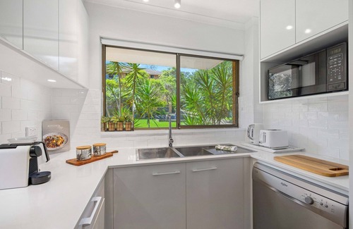 Port Macquarie Apartment | Shelly Cove Apartment 12 - aircon, pool, beach across road