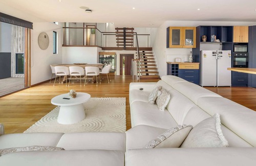 Moreton Bay Region House | Shelly Oceanfront—Luxe Estate with Private Studio