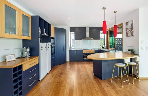 Moreton Bay Region House | Shelly Oceanfront—Luxe Estate with Private Studio