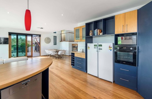 Moreton Bay Region House | Shelly Oceanfront—Luxe Estate with Private Studio