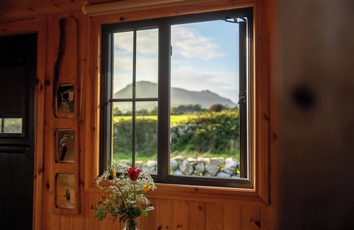 Newry Cabin | Shephards Hut in the Mournes with Private Hot Tub- The Robins Nest at Willowtree