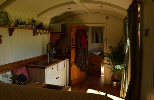 Stroud Cabin | Shephards Hut with Hot Tub in the Cotswolds
