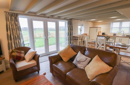 Alford Cottage | SHEPHERD'S COTTAGE, pet friendly, country holiday cottage in Alford