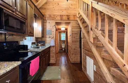 Warm Springs Cabin | Shepherd's Den - Cozy cabin minutes to Callaway Gardens. Pet-friendly!