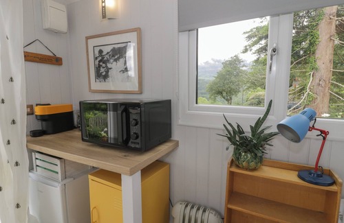 Ffestiniog Cottage | SHEPHERD'S HUT AT PENRALLT GOCH, romantic in Ffestiniog