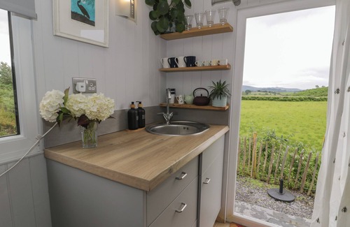 Ffestiniog Cottage | SHEPHERD'S HUT AT PENRALLT GOCH, romantic in Ffestiniog