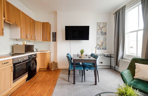 Shepherd's Bush Apartment | Shepherds Bush