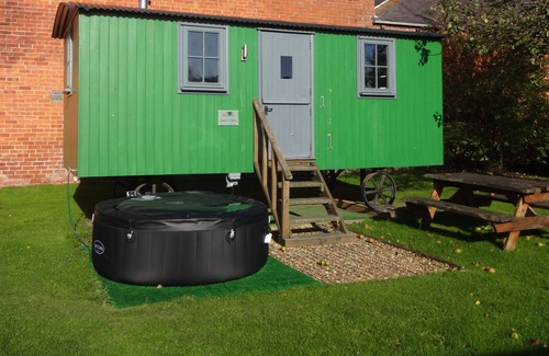 Wigton Cottage | Shepherds Hut with en-suite shower room and on site Bistro and gym