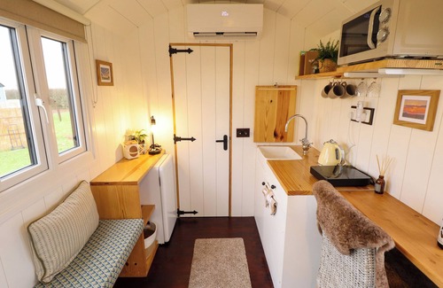 Aubourn Cottage | SHEPHERDS HUT - OAK, pet friendly, with hot tub in Lincoln