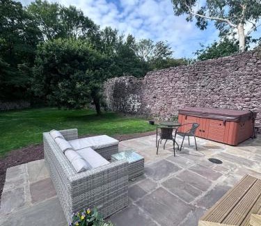 Milford Haven House | Shepherds Hut with Hot Tub