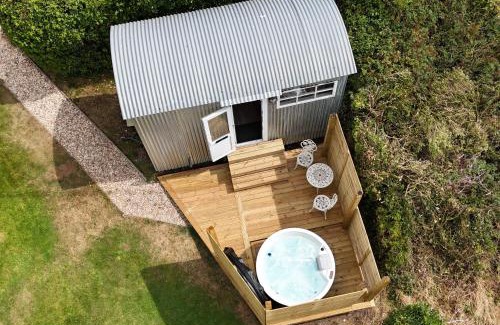 Weymouth Other | Shepherds hut with Hot Tub pet friendly