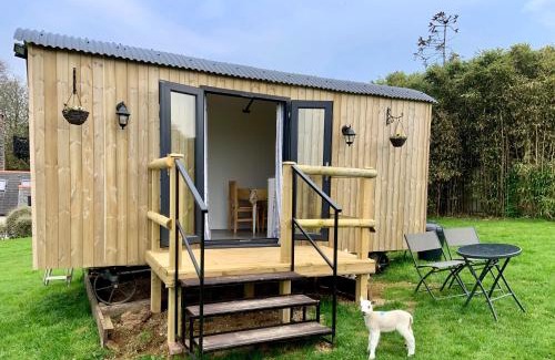St Wenn Other | Shepherds hut with hot tub