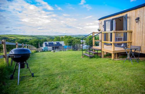 St Wenn Other | Shepherds hut with hot tub