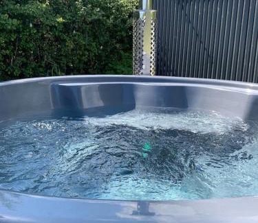 New Forest District Apartment | Shepherds Hut with Scandinavian Hot Tub and hydromassager