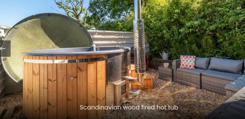 New Forest District Apartment | Shepherds Hut with Scandinavian Hot Tub and hydromassager