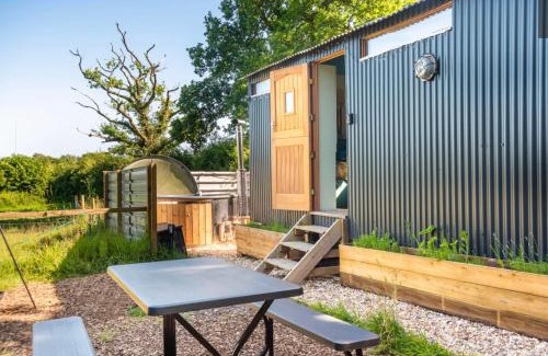 New Forest District Apartment | Shepherds Hut with Scandinavian Hot Tub and hydromassager