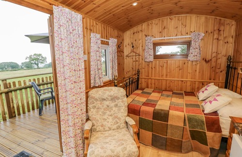 Farlow Cottage | SHEPHERDS RETREAT, pet friendly, with a garden in Cleobury Mortimer