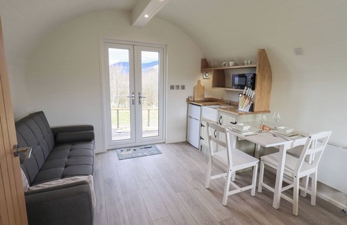 Keswick Cottage | SHEPHERDS VIEW, romantic, with a garden in Keswick