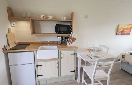 Keswick Cottage | SHEPHERDS VIEW, romantic, with a garden in Keswick