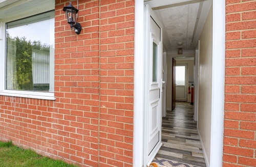 Terrington Saint Clement Cottage | SHEPPARD'S HUT, pet friendly in Terrington St. Clements