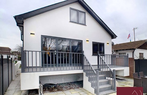 Elmbridge House | Shepperton - Driveway, Patio, Pets Welcome