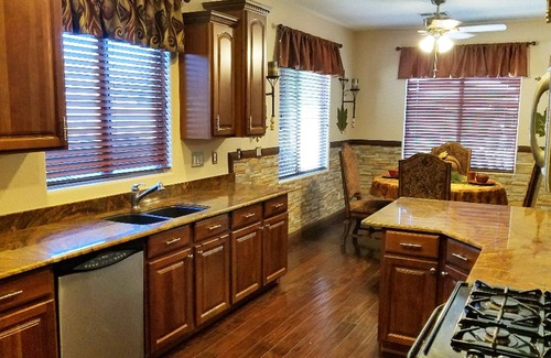 Centerra House | Sherrif says "Put'm up~in the WILD WEST RETREAT!" OCTOBER OPEN! Pet Friendly!