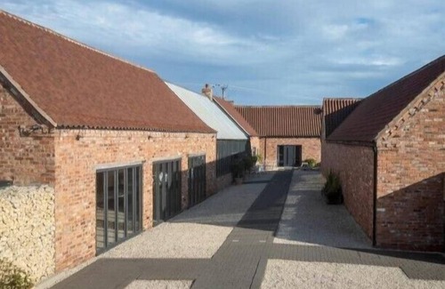 Kneesall House | Sherwood Hideaway is a stunning, exclusive-use celebration house nestled in the heart of Sherwood Forest. Designed with unforgettable group experiences in mind.