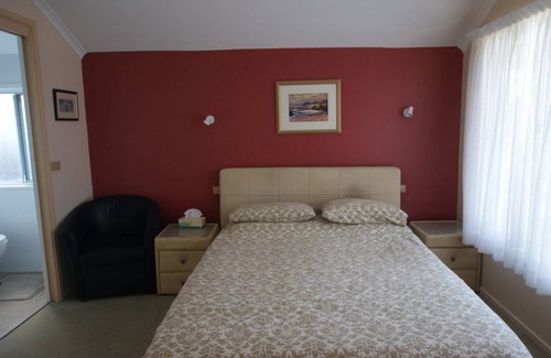 Malua Bay House | 'Shimoda' on Illabunda, McKenzies Beach