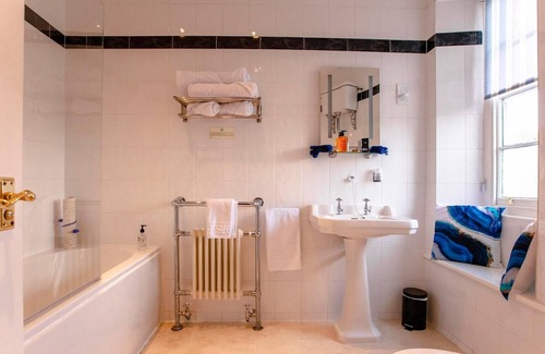 Dartmouth Bed & Breakfast | Ship in Dock Inn