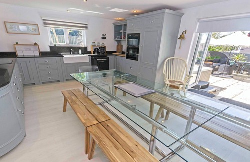 Croyde House | Shippenrill Croyde 6 Bedrooms, Sleeps 14, Hot Tub