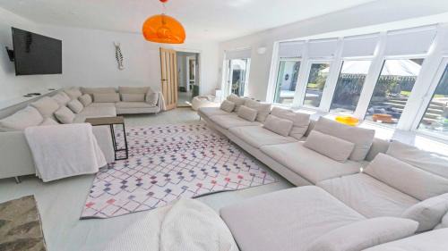 Croyde House | Shippenrill Croyde - Sleeps 14 - Hot Tub option - Stylish Home with fire pit, table tennis & dog friendly