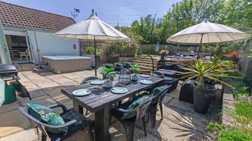 Croyde House | Shippenrill Croyde - Sleeps 14 - Hot Tub option - Stylish Home with fire pit, table tennis & dog friendly
