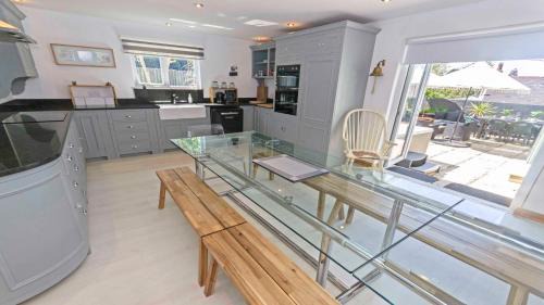 Croyde House | Shippenrill Croyde - Sleeps 14 - Hot Tub option - Stylish Home with fire pit, table tennis & dog friendly