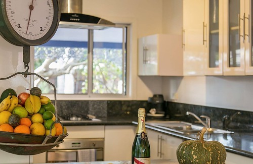 Byron Bay House | Shirley Blue Pet Friendly walking distance to dog beach and town Centre.