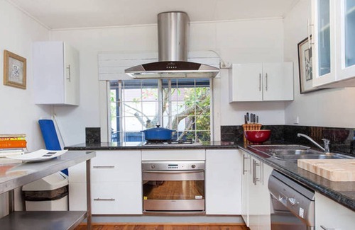 Byron Bay House | Shirley Blue Pet Friendly walking distance to dog beach and town Centre.